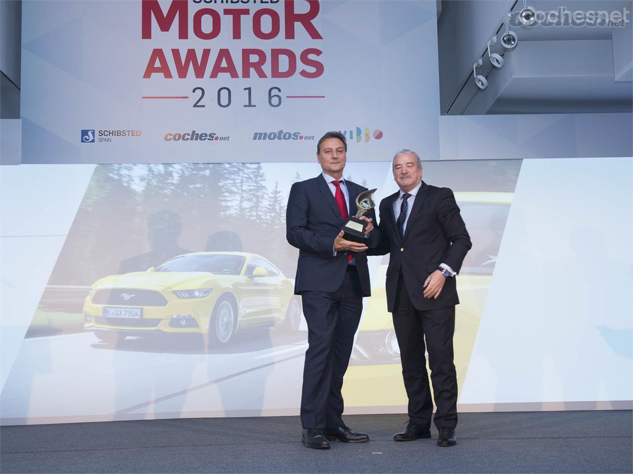 Momento de la entrega del premio al Mejor Coche del Año, que recibió el Ford Mustang. Entrega el premio Tomás Herrera, Director General de Ganvam a Jesús Alonso, CEO de Ford España.  