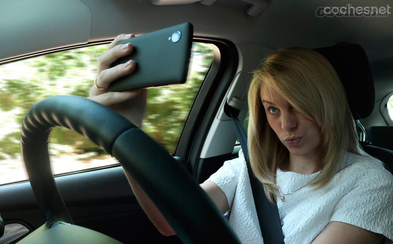 Cuando conduzcas olvida el teléfono móvil. Las distracciones están presentes en más del 30% de los accidentes.