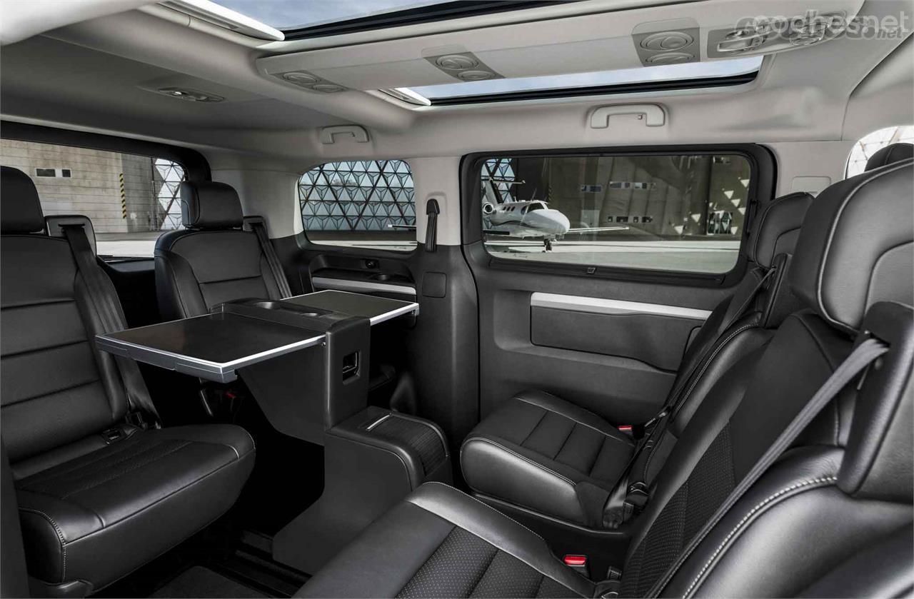 El interior del Peugeot Traveller Business VIP es el más lujoso de la gama y dispone de cuatro asientos individuales y una mesilla desmontable.