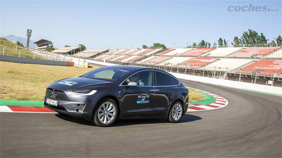 El Model X se queda en 400 Km de autonomía. La red de supercargadores de la marca, donde se puede recargar gratis (los que ya tengan el coche) le convierte en un eléctrico para largos viajes.