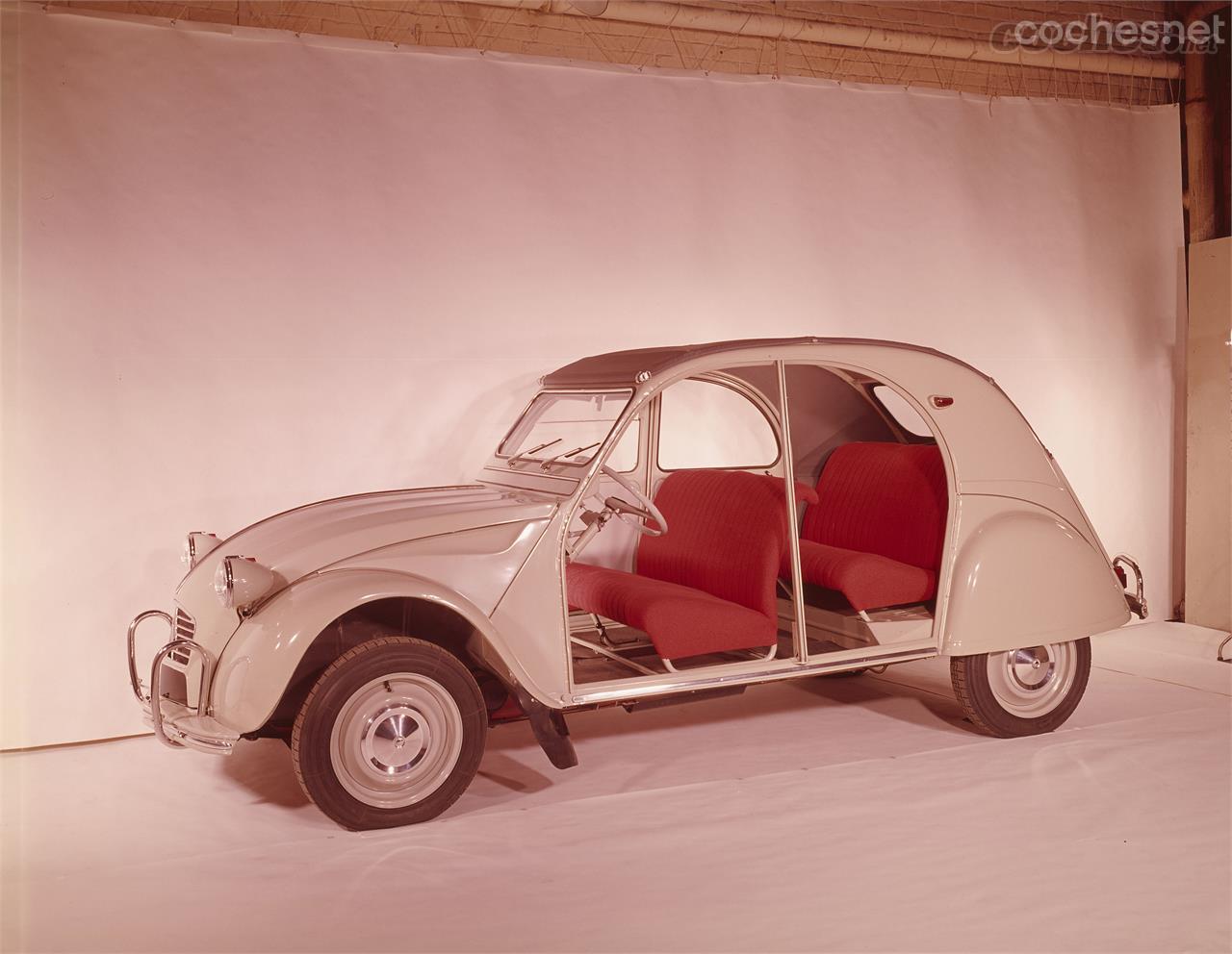 El mítico Citroën 2CV de 1948 introdujo asientos tipo hamaca extraíbles.