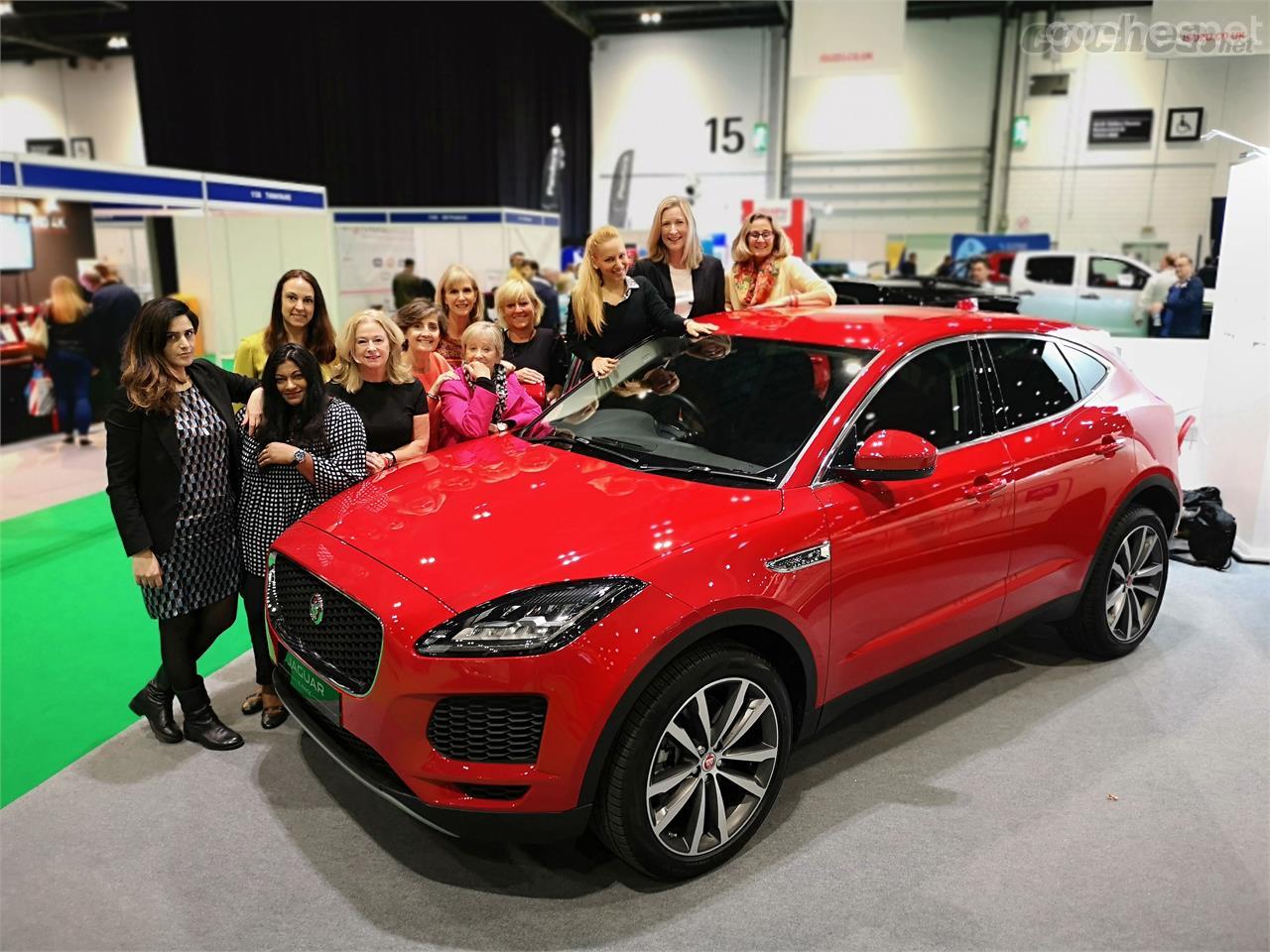 Entrega del Woman Of Worth a Fiona Pargeter, Experience Consumer Director de Jaguar Land Rover, en el Salón del Automóvil de Londres. 