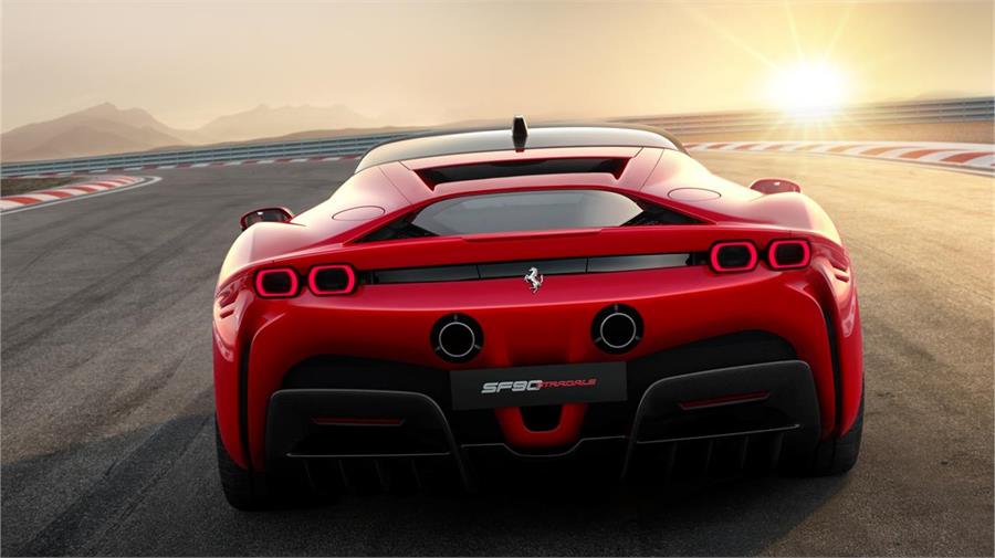 Puede recorrer 25 km en modo 100% eléctrico con tracción delantera. Dependiendo del modo de conducción elegido, este Ferrari puede ser tracción delantera, trasera o 4x4.