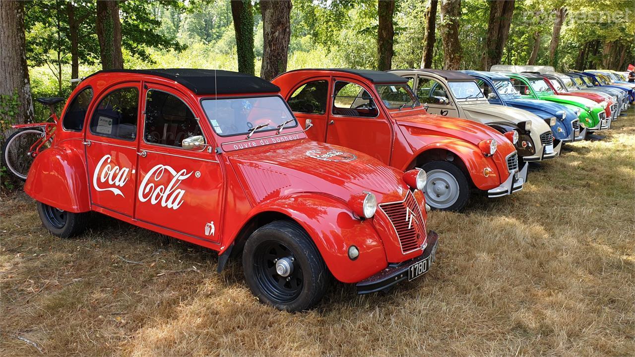 Un verdadero "mito" de la marca, el 2 CV, estuvo presente en todo tipo de colores... y decoraciones.