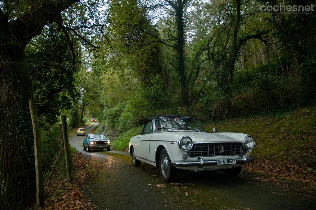 En este tipo de eventos coinciden coches de todo tipo. En esta imagen, un Fiat 1500 Spider preceden a un AMC Gremlin y a un modesto Seat 127