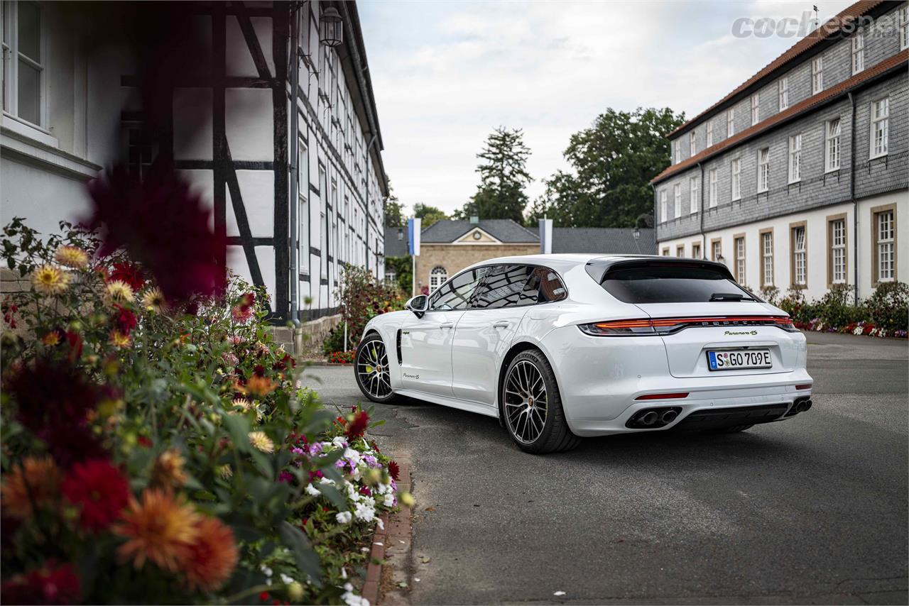 El Porsche Panamera 4S E-Hybrid, con 560 CV, es una de las versiones más equilibradas de la gama. En formato Sport Turismo sus aptitudes como familiar se incrementan. 