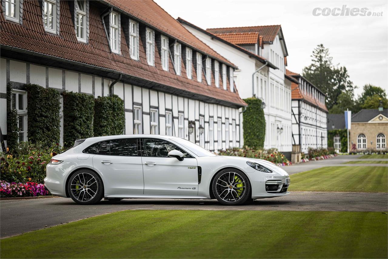 El Porsche Panamera 4S E-Hybrid demuestra una elegancia incuestionable, además de ser un deportivo de grandes prestaciones. 