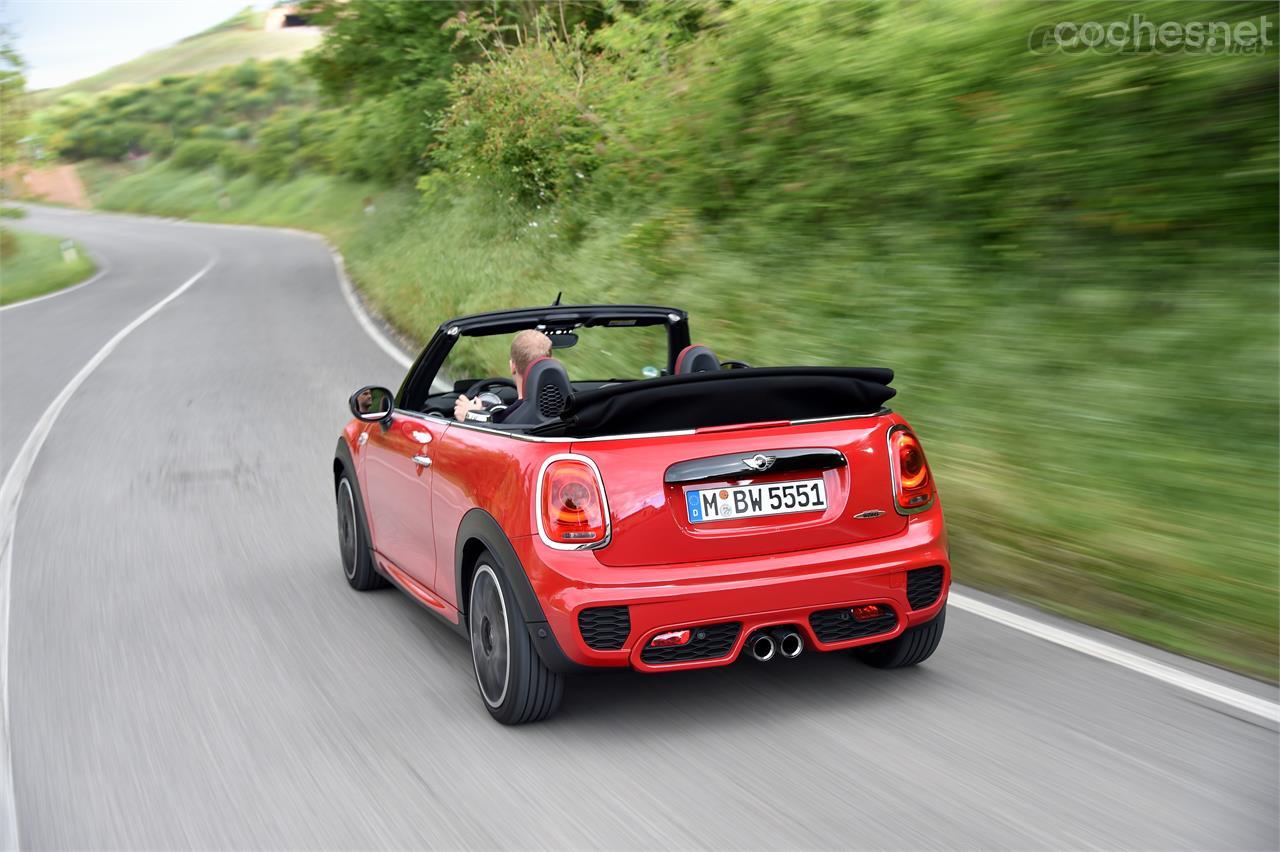 231 CV son muchos para un coche de este tamaño. Y el sonido del motor se disfruta mucho más cuando se suma al del escape.