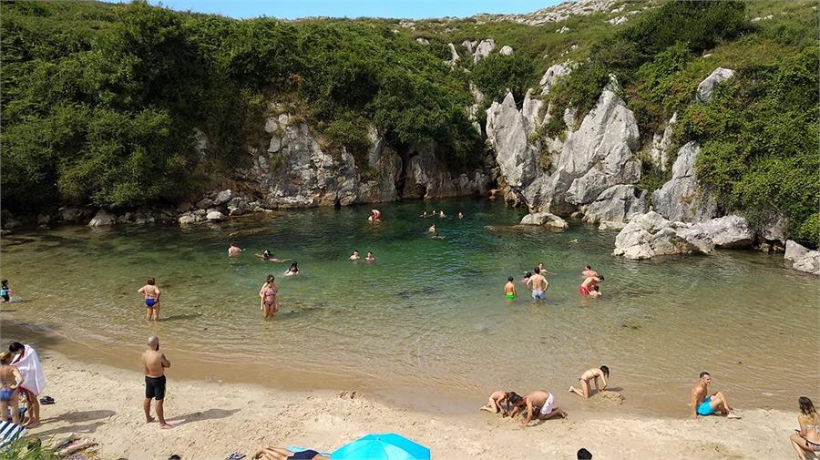 Playa de Gulpiyuri, en Asturias.
