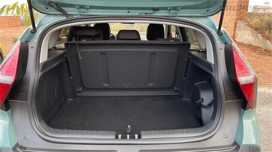 El Hyundai tiene el maletero de mayor capacidad y el más práctico ya que permite, como se ve en la imagen, situar la bandeja contra el respaldo del asiento.