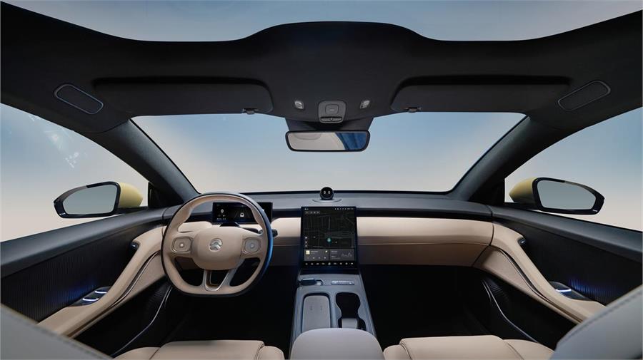 El interior del NIO ET5 es muy "Tesla" con una gran pantalla central, techo de cristal y diseño minimalista.
