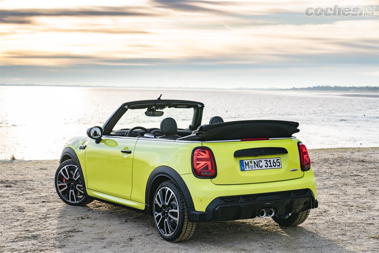 El Mini Cabrio 2021 incorpora un llamativo color amarillo como novedad en la oferta de colores para su carrocería. 