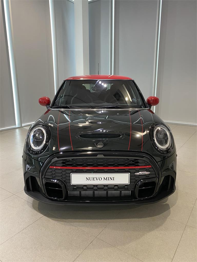 La parilla del John Cooper Works es específica pero todas están enmarcadas en piano black.