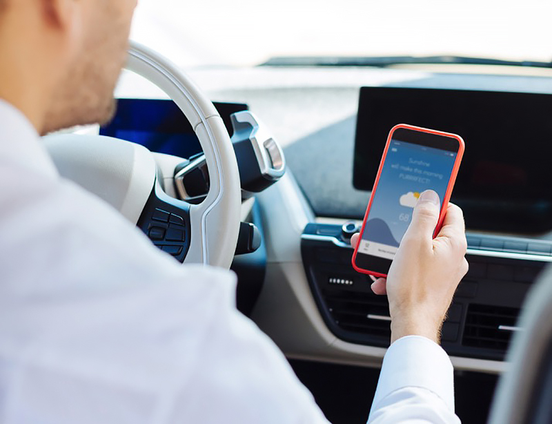 Uno de cada cinco conductores cree que conduce peor que antes de la crisis sanitaria. A esto se añaden las distracciones al volante, la mayoría por el uso del teléfono móvil.
