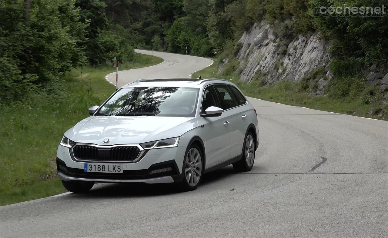 En carretera, el Octavia es un coche que inclina bastante la carrocería, pero como tiene el centro de gravedad más bajo, se comporta aceptablemente.