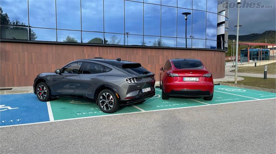 Comparativa Tesla Model Y - Ford Mustang Mach-e. Dos coches eléctricos de 65.000 euros para uso familiar,