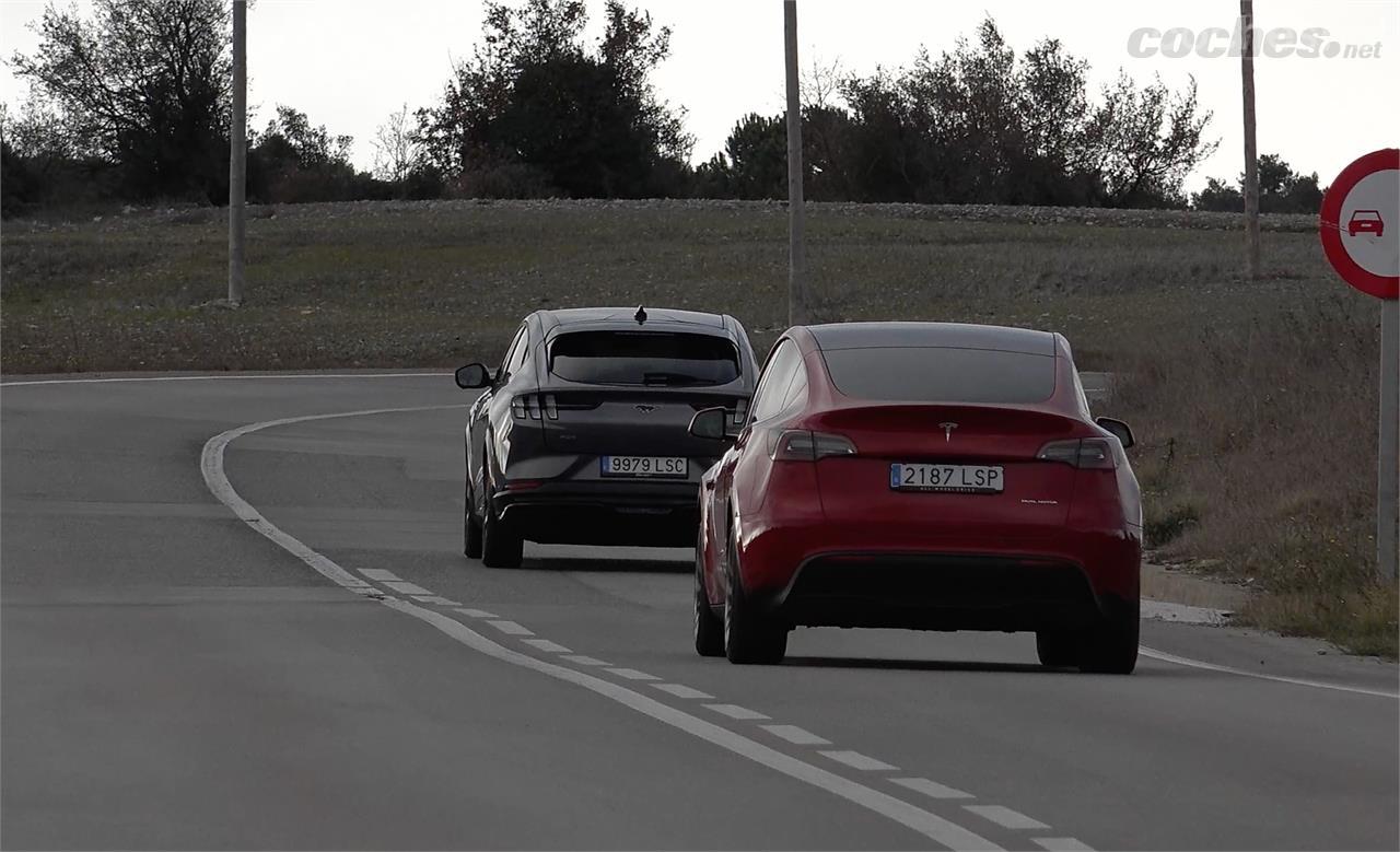 En una carretera de montaña, esta será la posición de ambos, solo si el conductor del Tesla quiere.