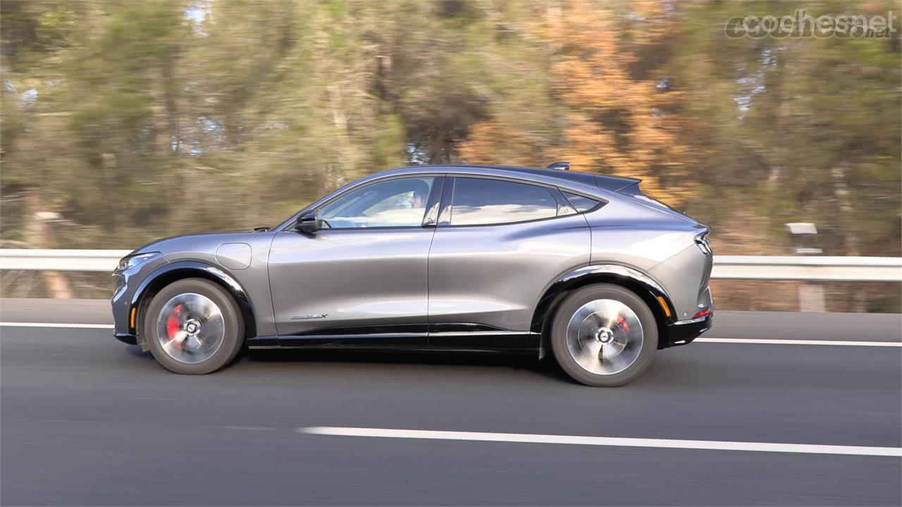 El confort es la mejor baza de un Mustang que, si no se compara con el Model Y, es un coche de viaje más que digno.