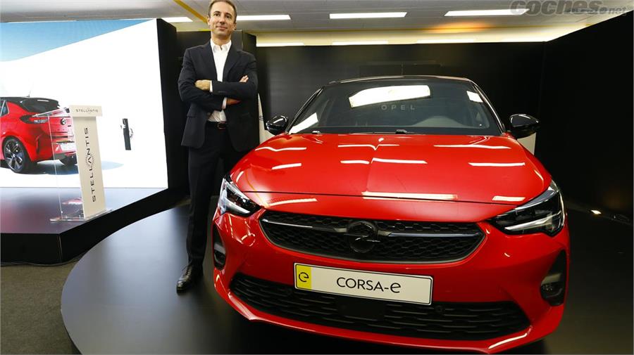 Florian Huettl, CEO de Opel, junto al Corsa eléctrico, uno de los modelos que se produce en Zaragoza, El Corsa celebra este año su 40 aniversario.