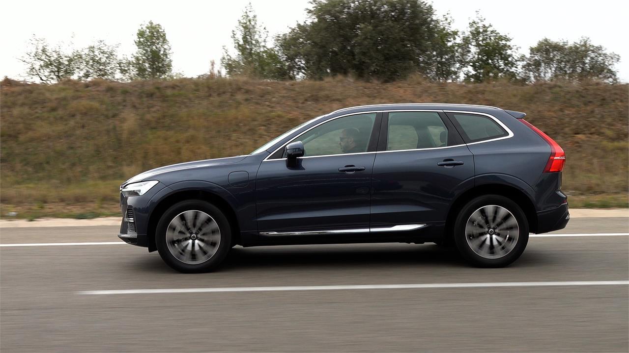 Para viajes largos, los coches híbridos enchufables como el Volvo XC60 Recharge permiten olvidarse de la llamada "angustia de la autonomía" de los coches eléctricos.