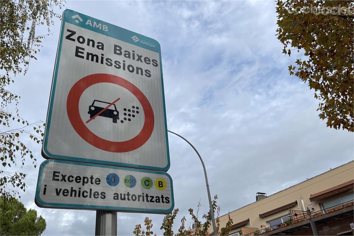 La multa por incumplir las restricciones de las ZBE en España es de 200 euros.