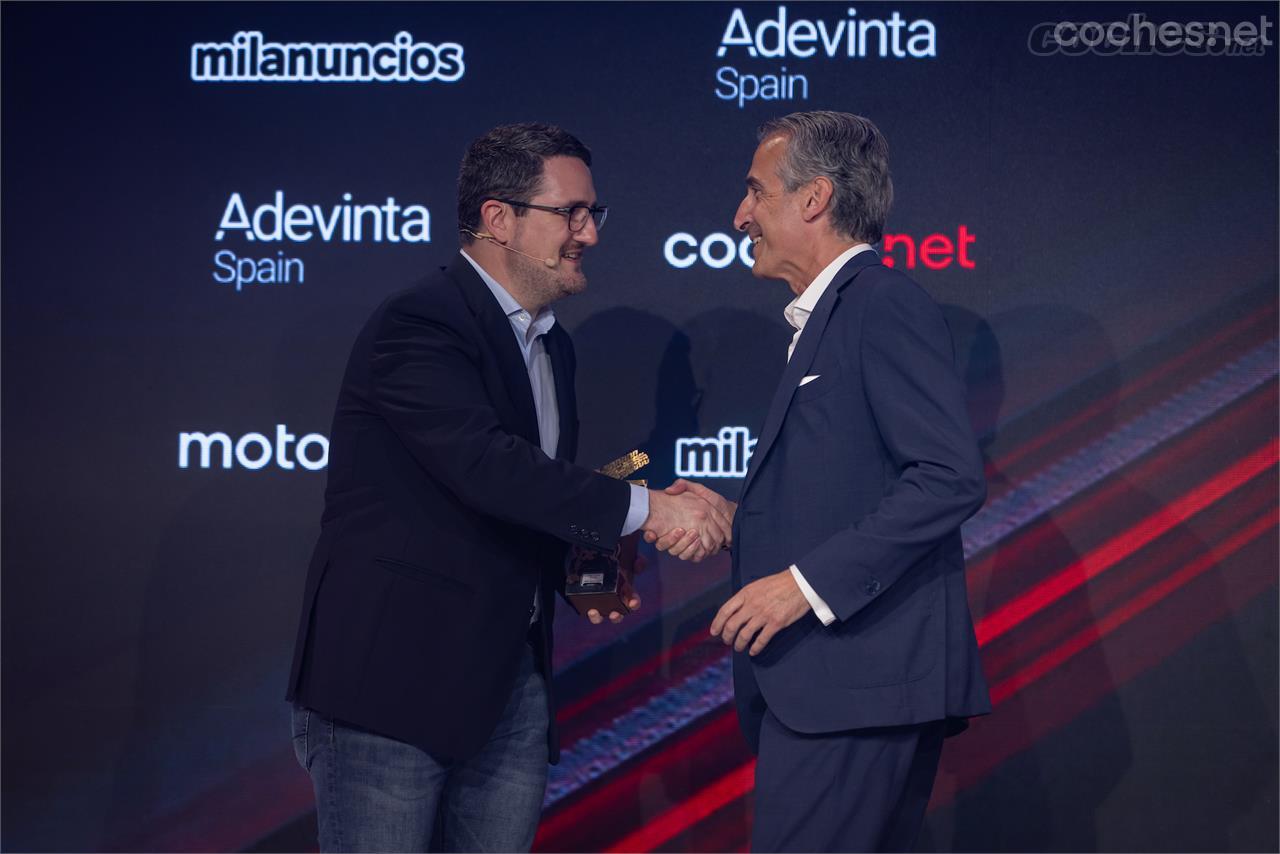 Román Campa, CEO de Adenvinta Spain, entrega el premio al mejor coche del año a Emilio Herrera, Presidente y CEO de kia España.