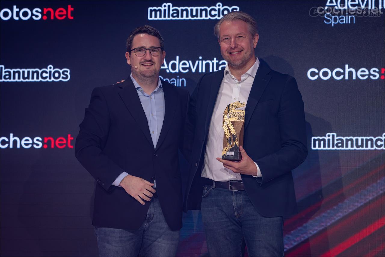 Román Campa, CEO de Adevinta Spain, entrega el premio a Alexander von Scheidt, Director de BMW Motorrad España, por la moto ganadora de del año, la BMW R 1250 RT.