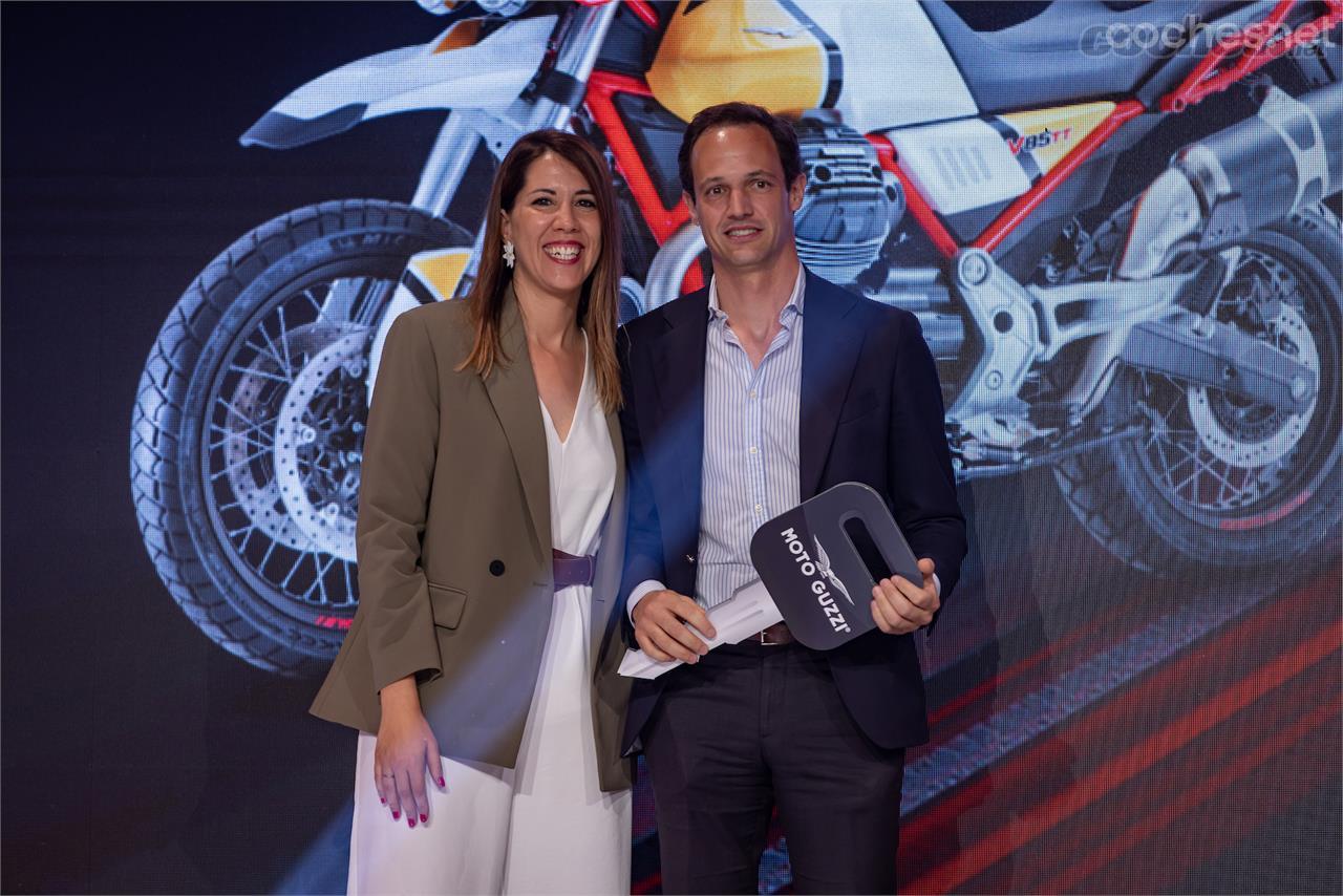 Gina Juan, Head of Marketing Motor de Adevinta Spain, entrega el premio al ganador de la Moto Guzzi V85 TT, Ignacio López del Hierro.