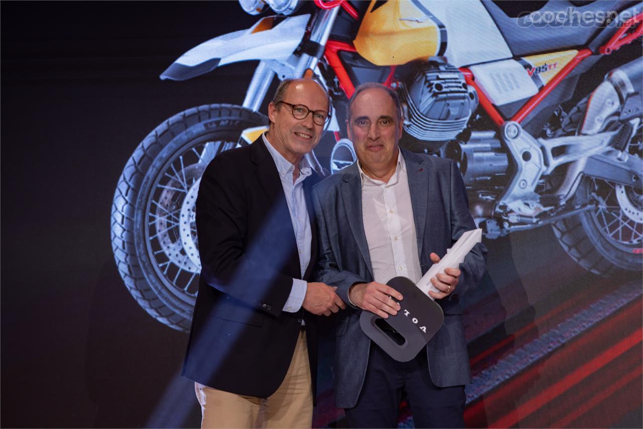 Marcel Blanes, Responsable de Relaciones Institucionales de Adevinta Spain, entrega el premio a Josep Roca Casas, ganador del renting por un año del Volvo XC40 Recharge. 