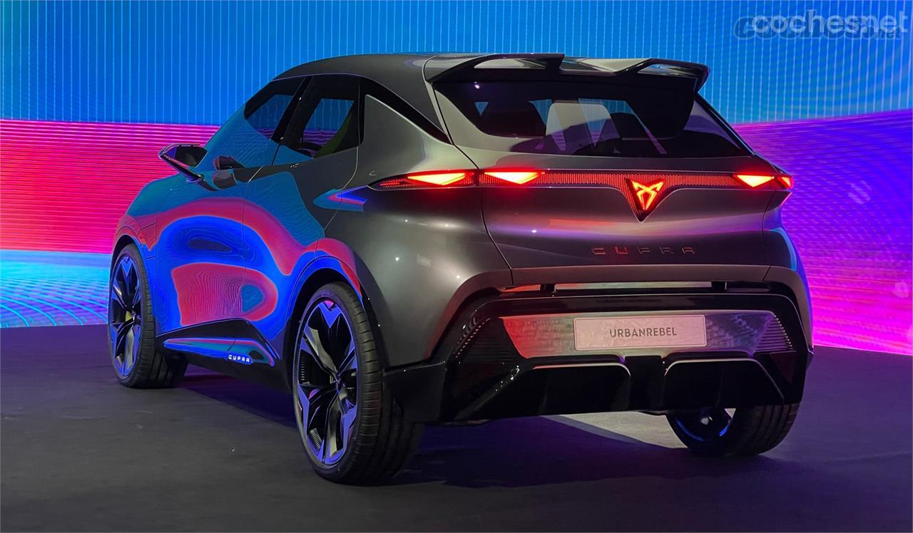 El alerón de techo doble, la línea de luz continua y el extractor inferior dan al Cupra UrbanRebel Concept una apariencia muy deportiva.