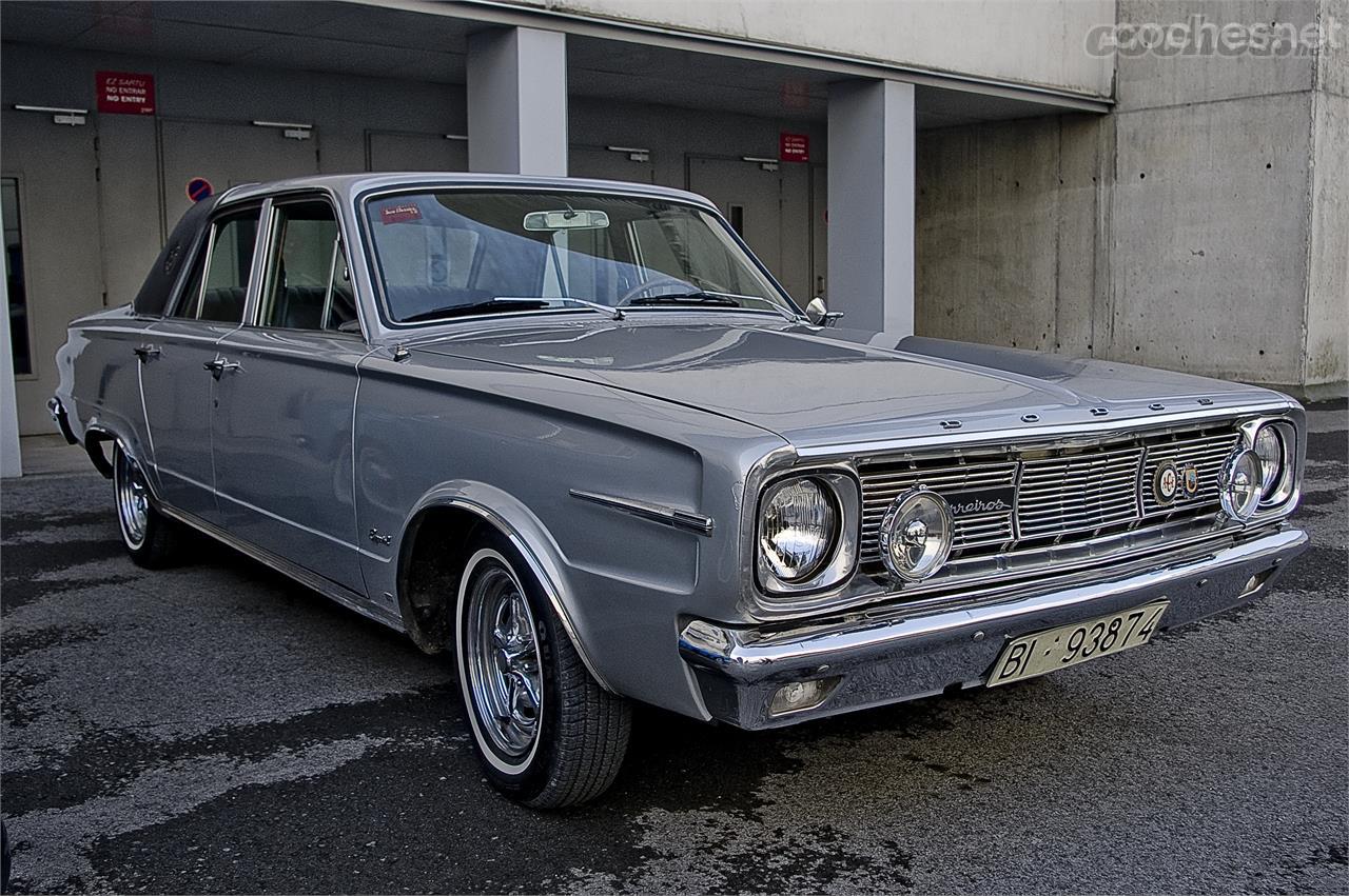 Un Dodge Dart de segunda serie, con la parrilla alta y en techo parcialmente en vinilo.