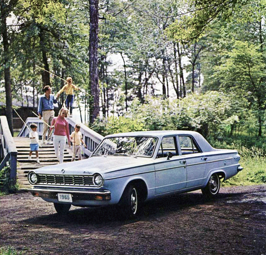 Este era el Dodge Dart americano que se empezó a exportar en CKD a España, donde se completaba el montaje.