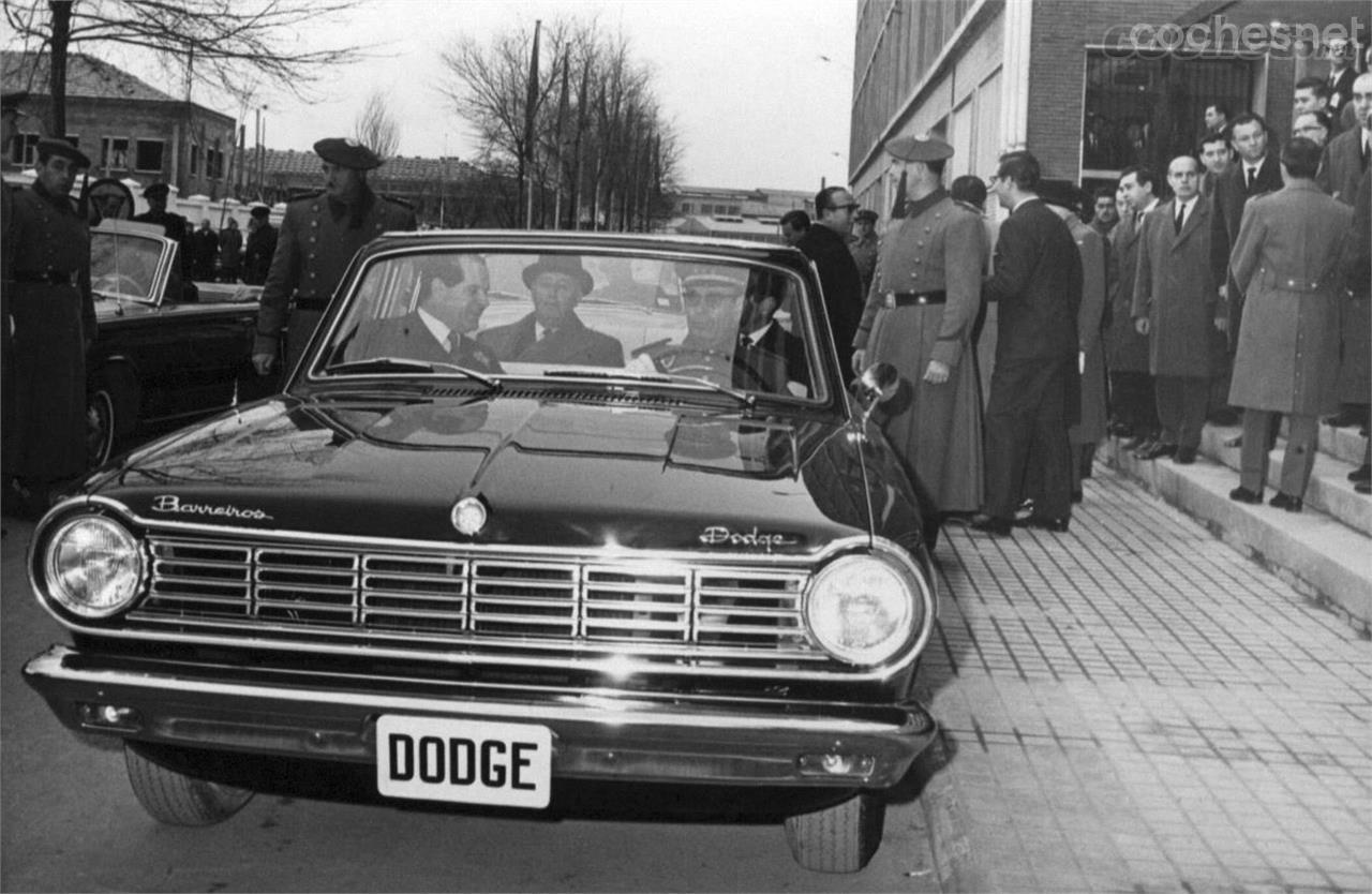 Eduardo Barreiros, al lado del chófer, en una visita a la fábrica de Villaverde del dictador Francisco Franco, sentado detrás.