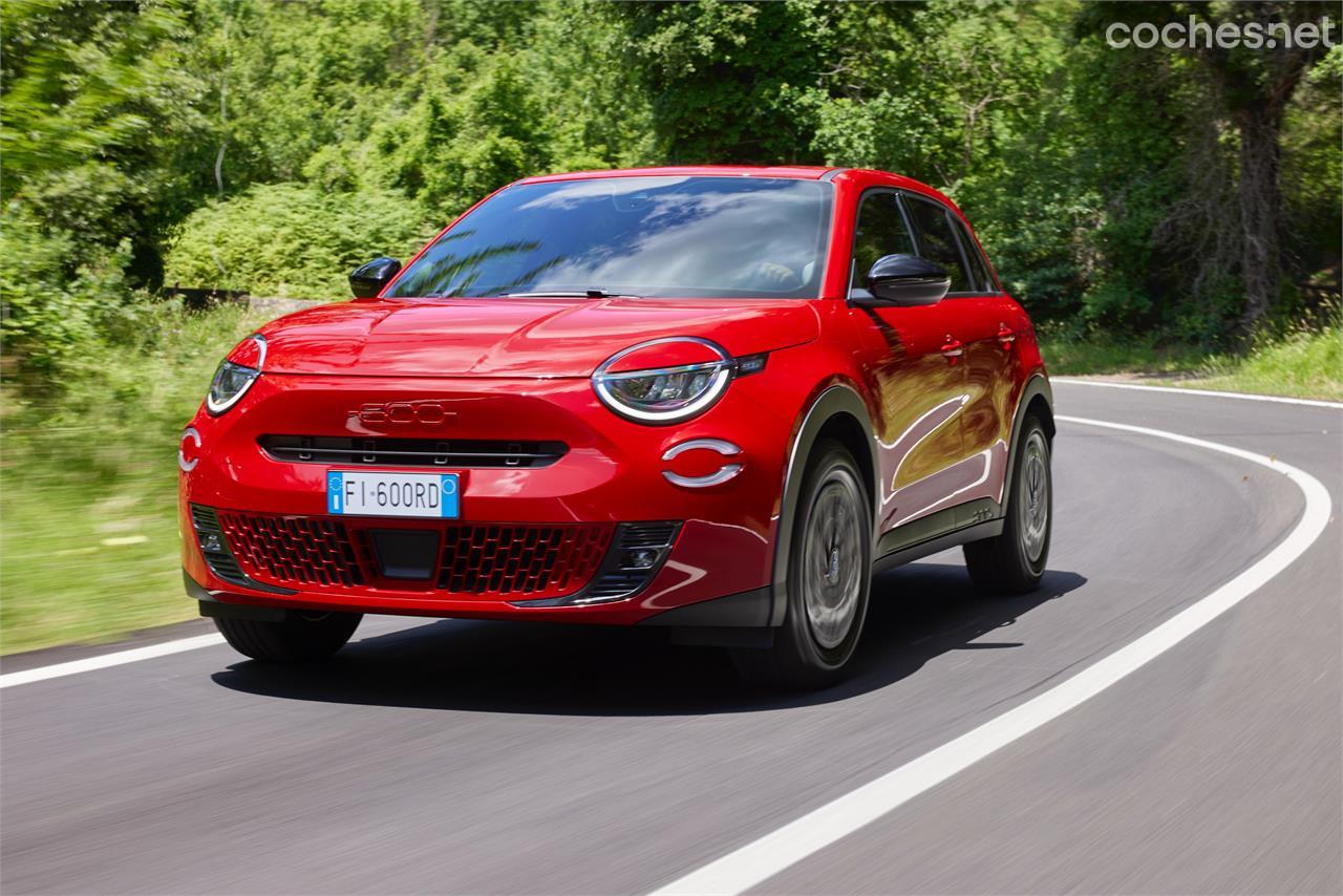 La versión RED del Fiat 600e será la de acceso a la gama inicial y contará con numerosos elementos en este color, tanto en el exterior (pintura incluida) como en el interior.