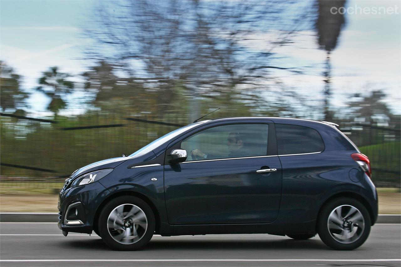 Más aplomado que el 107 al que sustituye, es un coche más refinado pero sin perder de vista que estamos ante un urbanita.