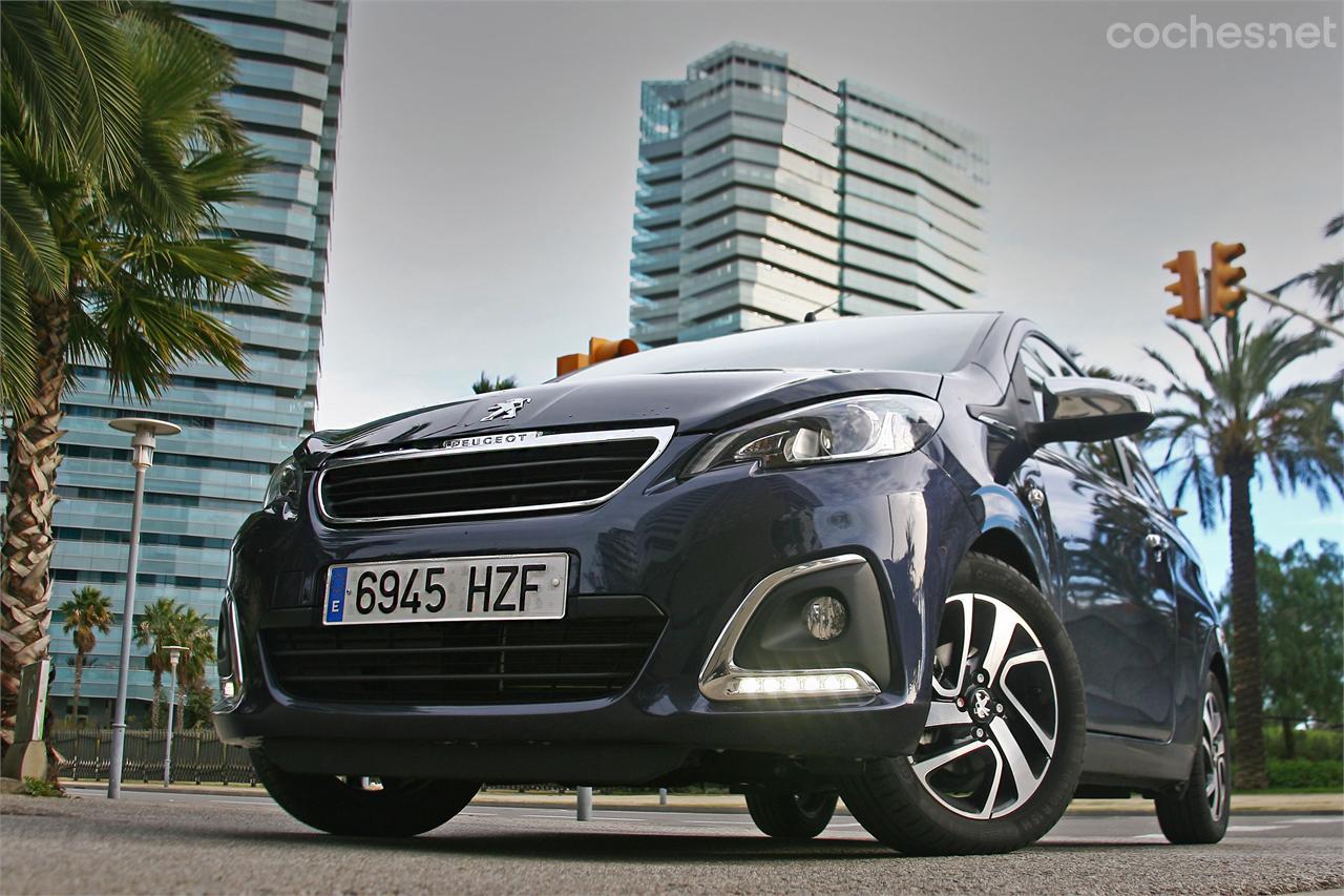 Estética Peugeot aplicada a un coche pequeño y práctico pero con aires premium. Llantas, faros de día, parrilla cromada... todo en él tiene un aire lujoso.