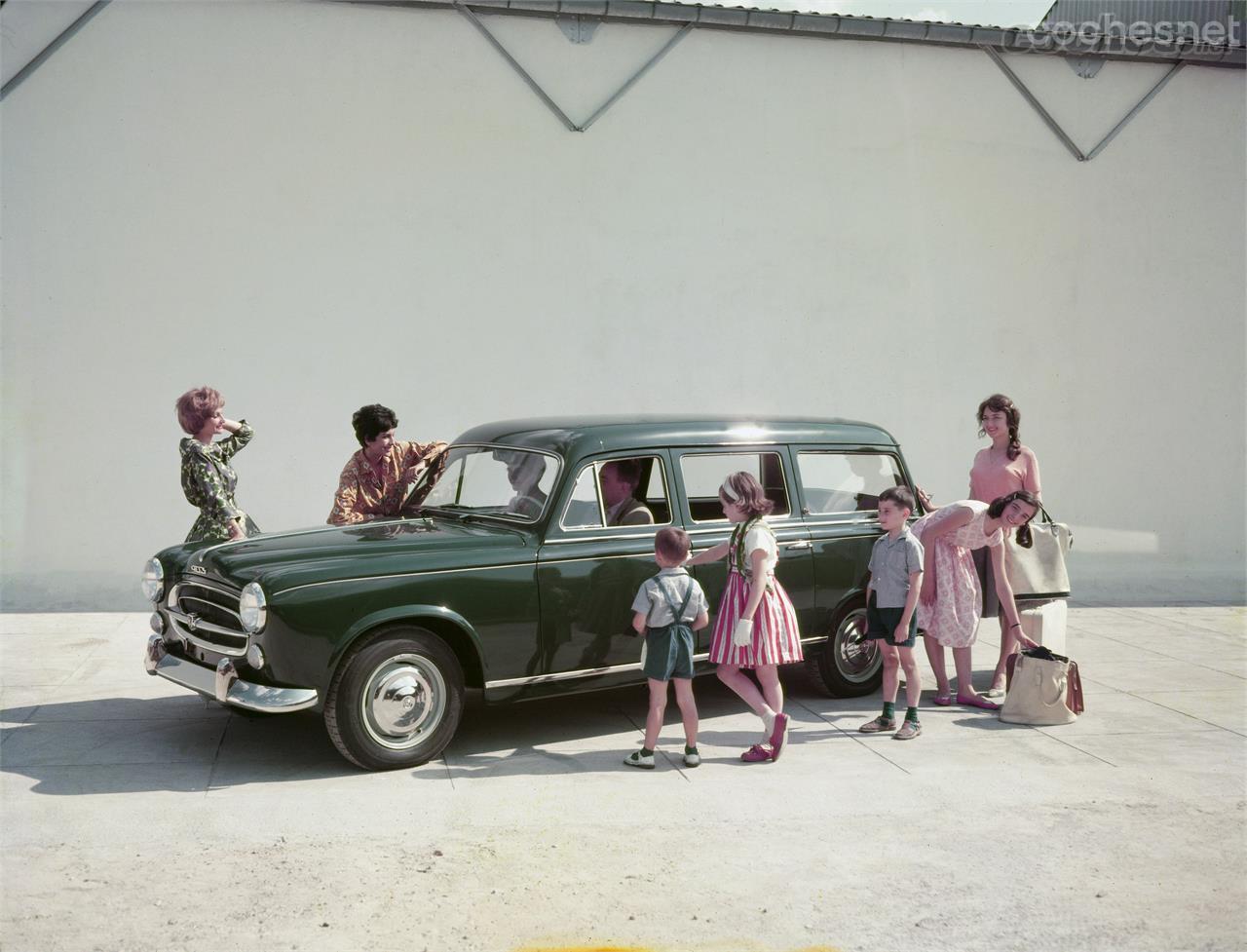 Hasta 9 personas podía viajar en un Peugeot 403. Evidentemente la legislación, sobre todo en el apartado de seguridad infantil, nada tenía que ver con la actual.