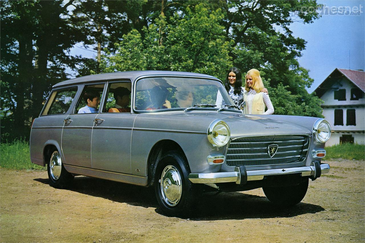 El 404 Familiar perdía parte de la elegancia de la berlina, diseñada por Pininfarina en un estilo similar al del Fiat 1800, que Seat vendió como 1500 en España.