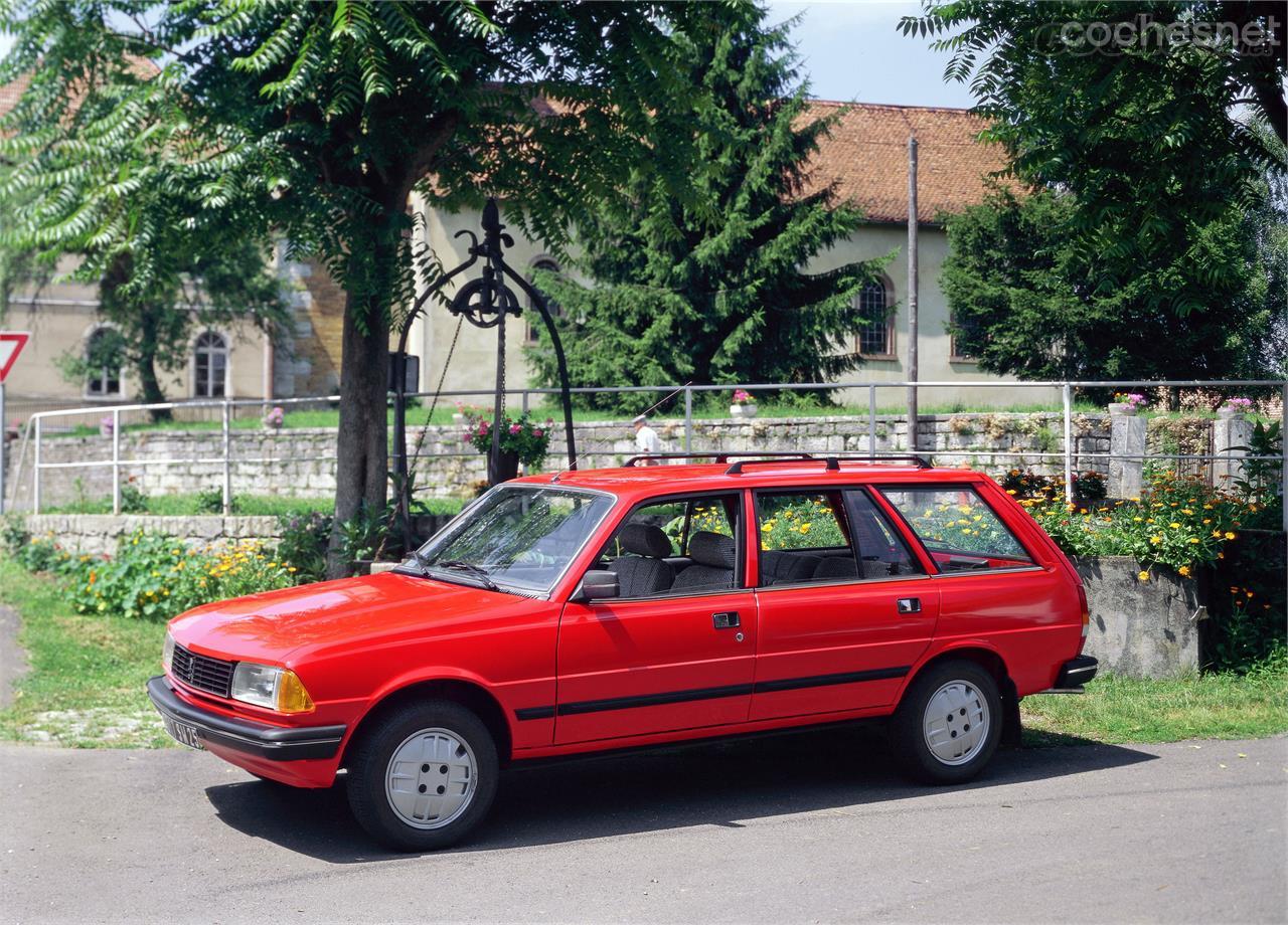 Sustituto del 304, el 305 fue otro coche que apenas se vendió en España donde llegó en la época en que los modelos importados tenían precios prohibitivos.