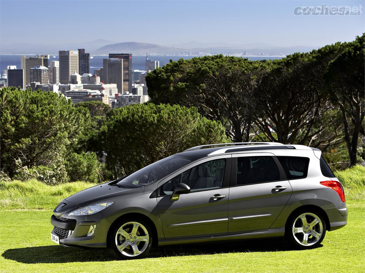 El primer Peugeot 308 SW insistió en la "fórmula monovolumen" con tres filas de asientos individuales y el techo de cristal panorámico.