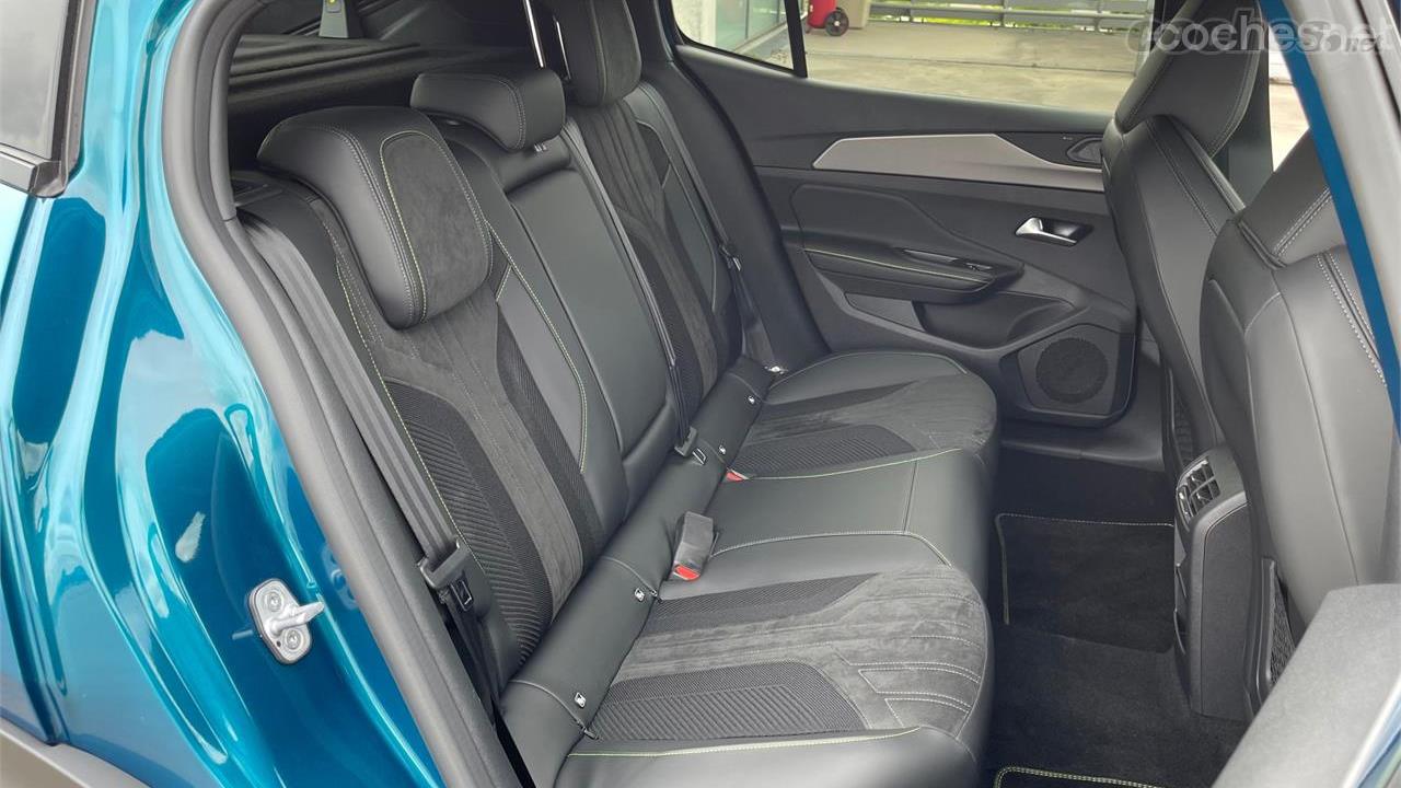 PEUGEOT 1007 - The rear seats of the Peugeot 408 are larger than its coupé silhouette suggests.