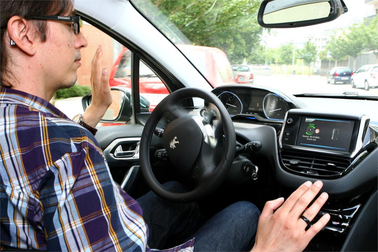 Y ahora, sin manos. El Park Assist no llega a ser perfecto, pero cumple bien.