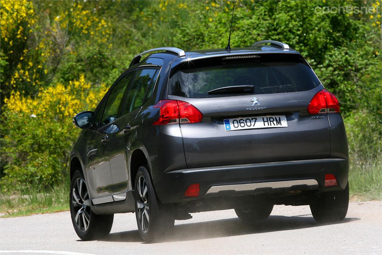 Por chasis y suspensiones, el Peugeot 2008 se comporta muy bien en carretera.