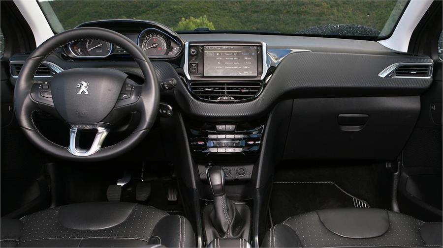 Volante pequeño, instrumentación elevada y pantalla central para la mayoría de funciones en el Peugeot.
