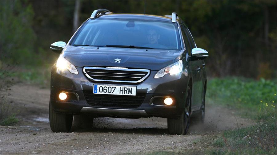 No son coches de campo pero el Peugeot, con el Grip Control, se defiende aceptablemente en pista.