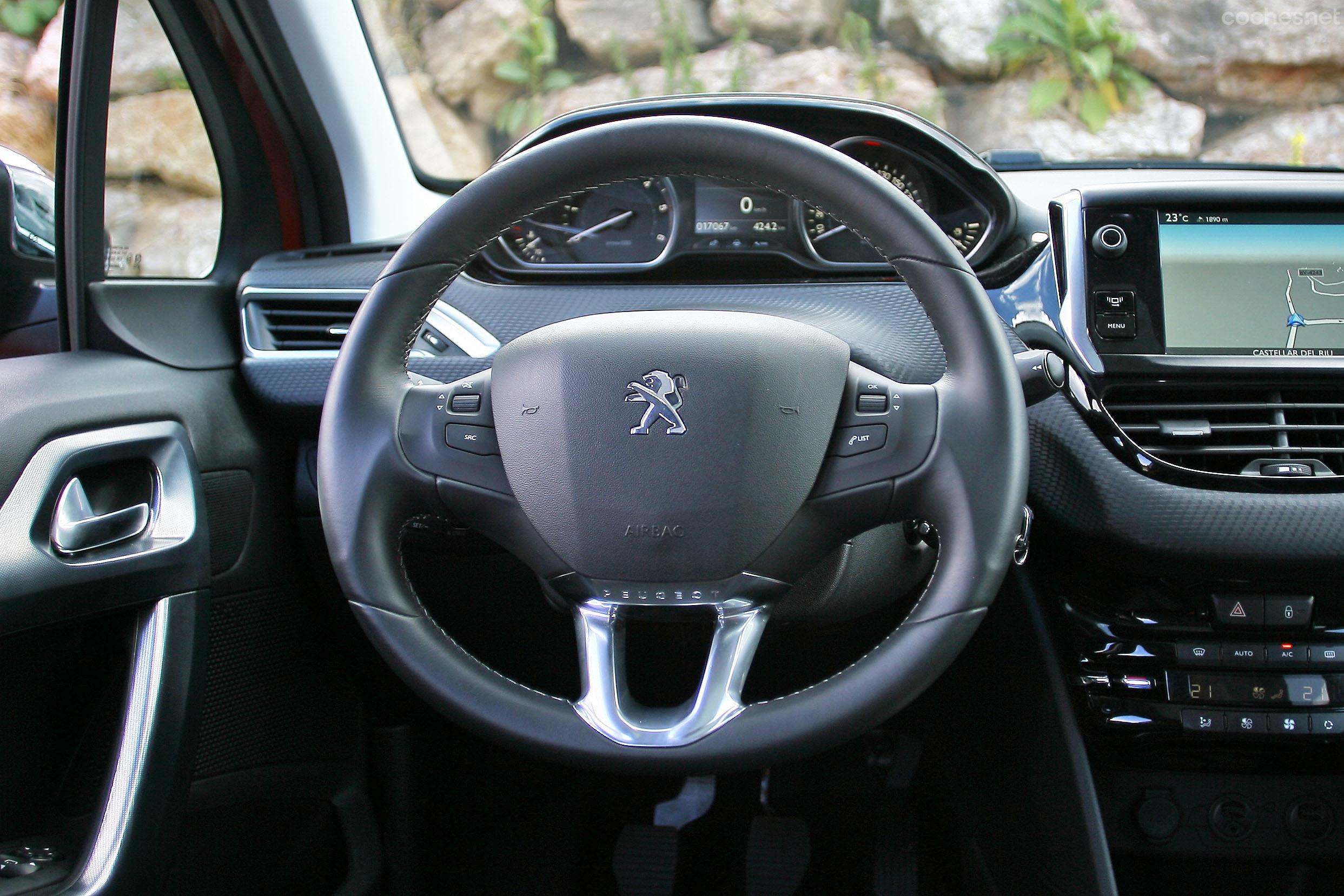 El Peugeot 2008 tiene unas plazas delanteras que destacan por su buena altura al techo y un volante con el diámetro muy pequeño. 