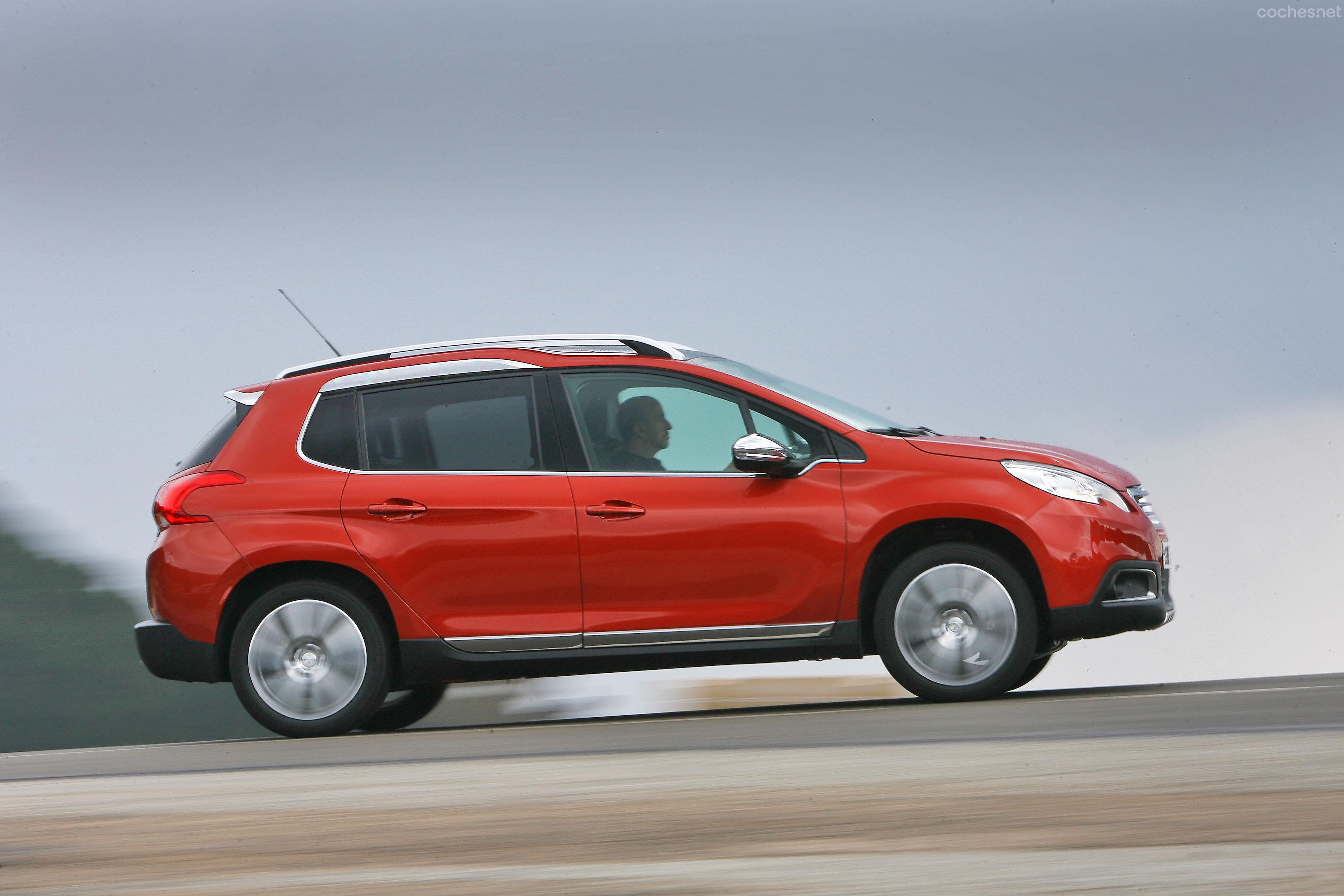 El Peugeot 2008 tiene un chasis excelente, pero penaliza por un motor que si bien responde en bajos, no estira con la alegría que se espera. 