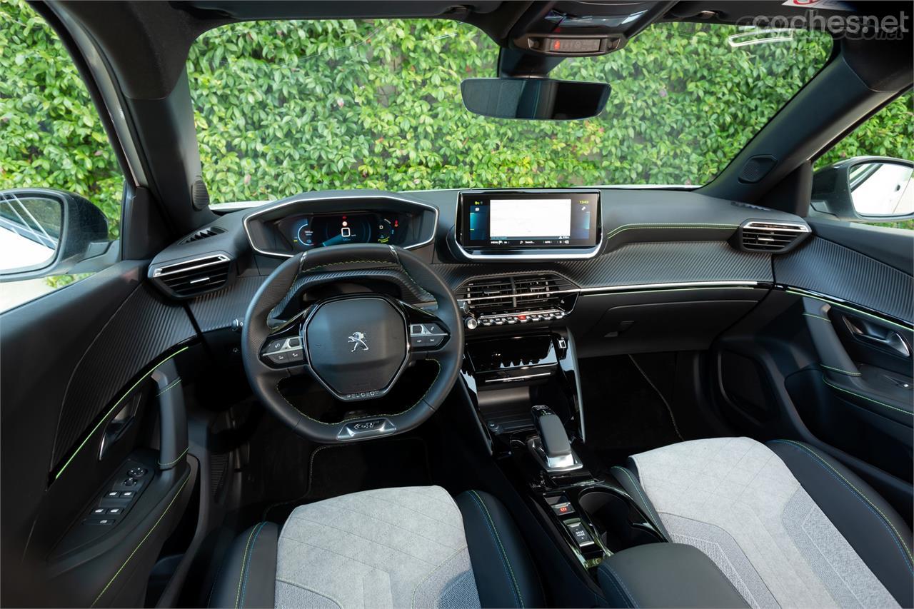 Este interior corresponde al de la versión eléctrica Peugeot e-2008, una buena opción si se usa el coche principalmente en ciudad. 