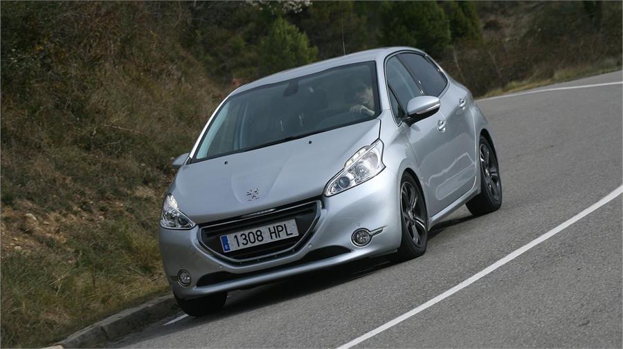El dinamismo de marcha, la agilidad en carretera y el bajo consumo son algunas de las virtudes del anterior Peugeot 208, del que quedan todavía bastantes unidades por vender.