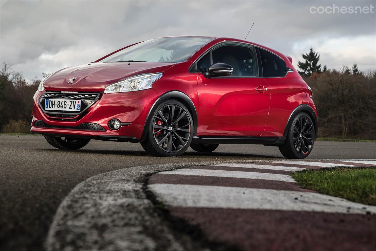 Por sólo 3.800 euros más que un 208 GTI normal el 30th aporta gran número de mejoras con las que el coche cambia muy mucho.